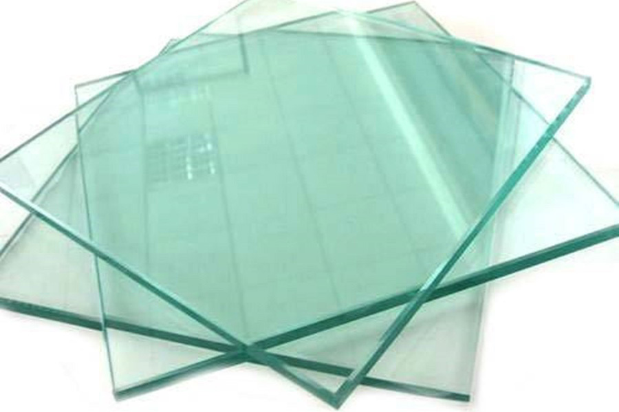 So sánh kính thường và kính cường lực: Khác biệt ở đâu?
